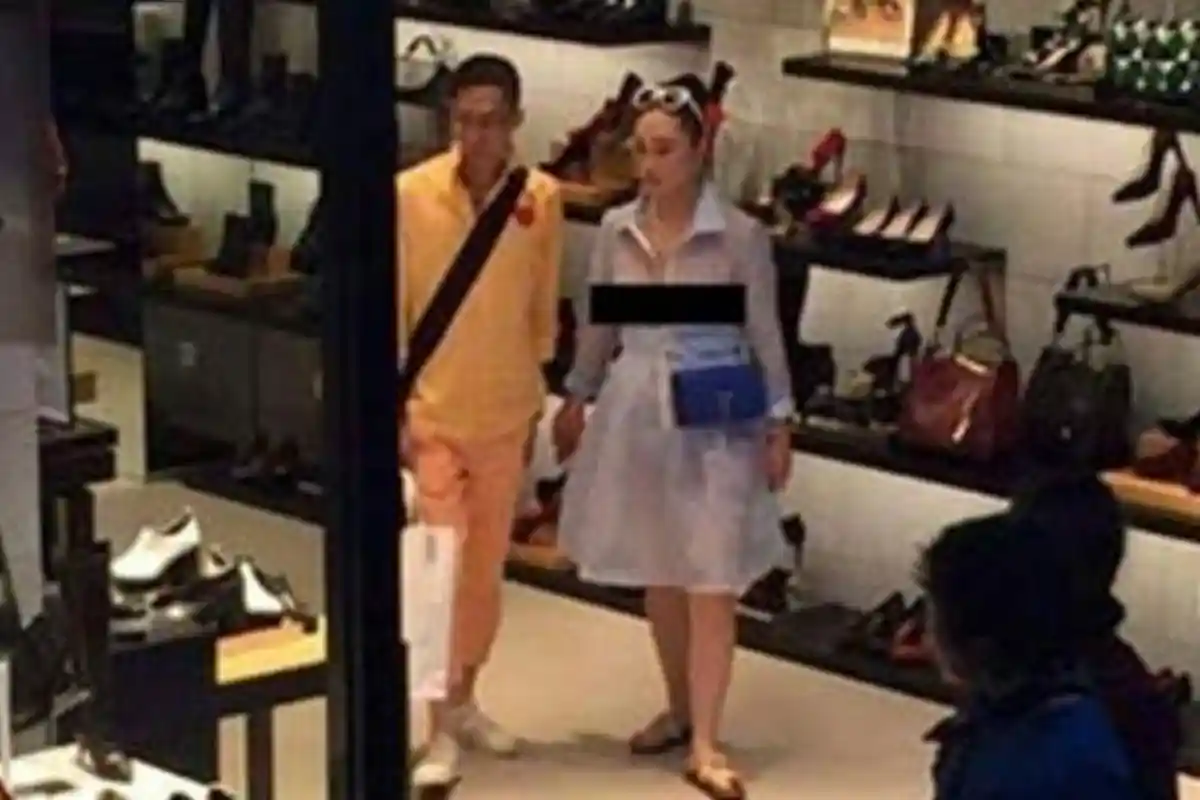 Pakaiannya Tembus Pandang Hingga Perlihatkan Payudara, Perempuan Ini Tetap Asyik Belanja