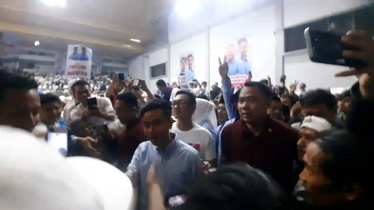 Datang ke GOR Panatayudha, Cawapres Gibran Rakabuming Puji Semangat Ribuan Anak Muda Karawang