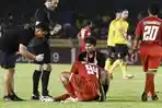 masseur-tim-persija-jakarta-ahmad-aditya-saat-membantu-heri-susanto-di-tengah-lapangan.jpg