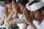 Umat Hindu Sembayang Hari Raya Galungan