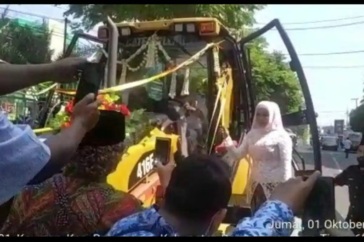 Aksi Nyentrik Pengantin Diarak Alat Berat Lengkap dengan Hiasan Pita, Lihat Sosoknya