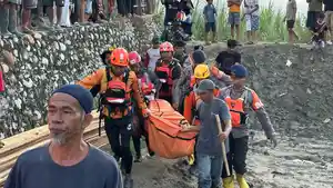 20260617-Tim-SAR-gabungan-mengevakuasi-jasad-Firman.jpg