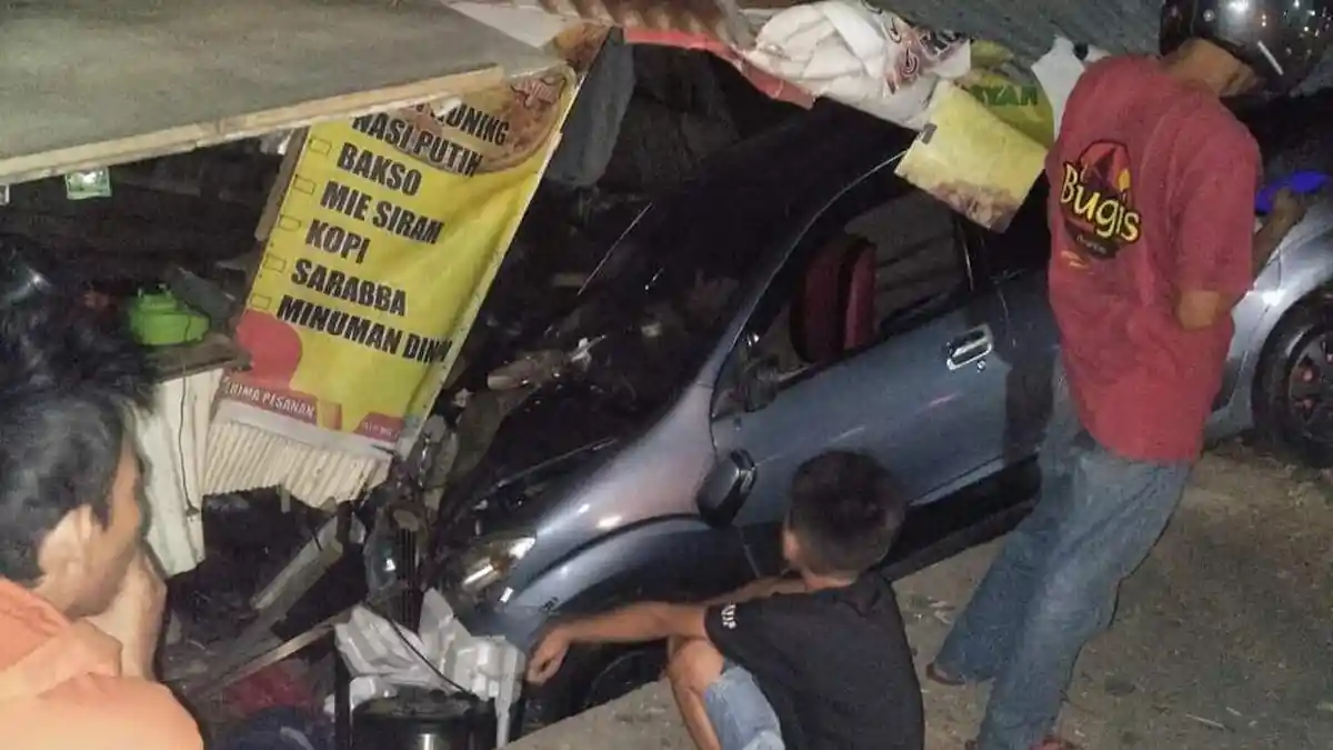 Diduga Sopir Mengantuk, Mobil Minibus Tabrak Warung di Boyong Jeneponto
