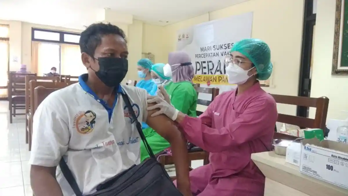Sinergi Perang Melawan Pandemi, Forum TJSLBU Gelar Vaksinasi dan Bagi Paket Sembako di Kalasan