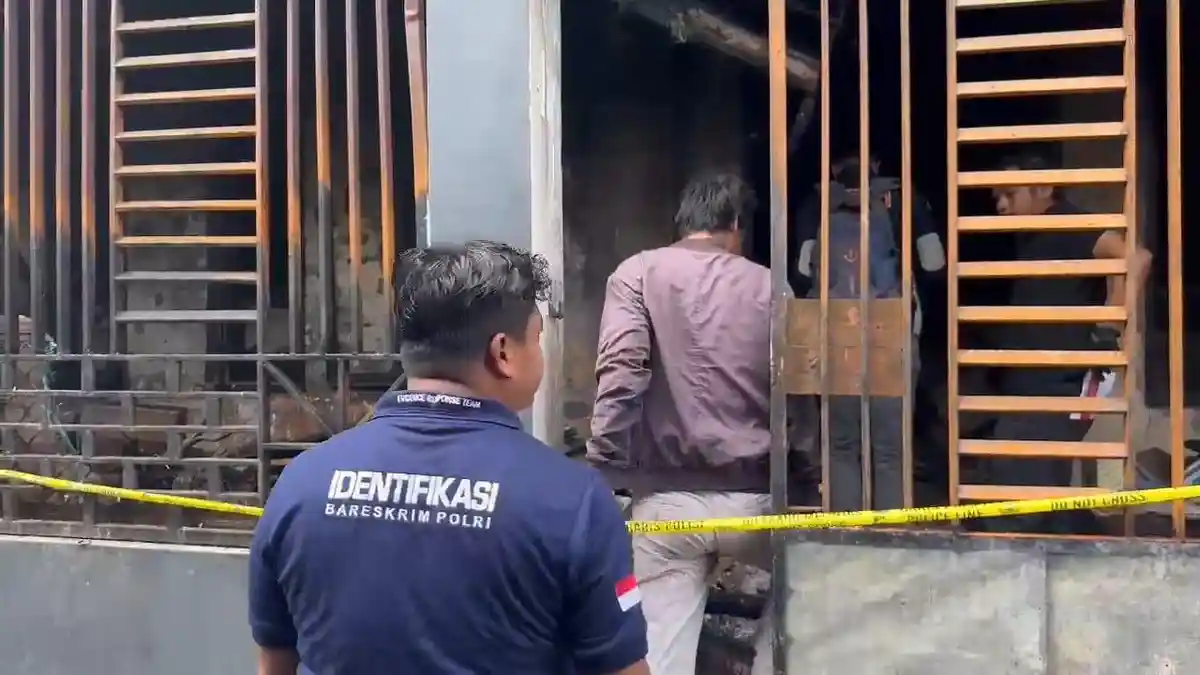 Polisi Olah TKP Ruko Elektronik Terbakar di Pasar Lama Mamuju, Pasang Garis Polisi