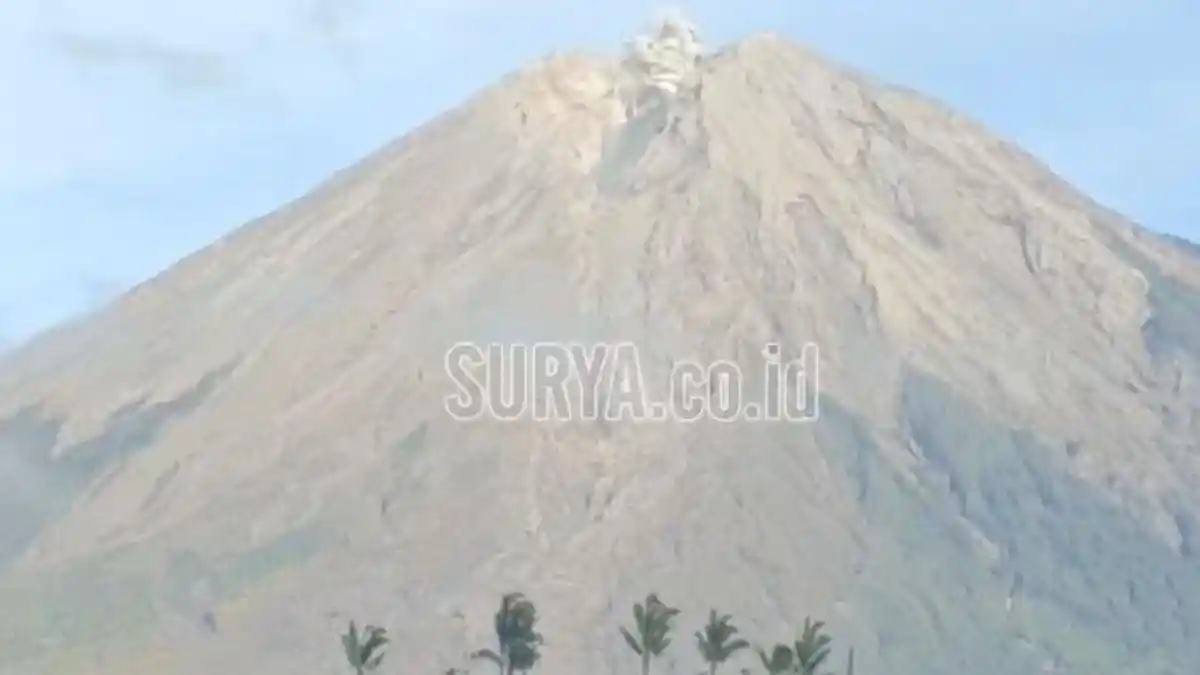 BREAKING NEWS Gunung Semeru Kembali Semburkan Kepulan Material Vulkanis