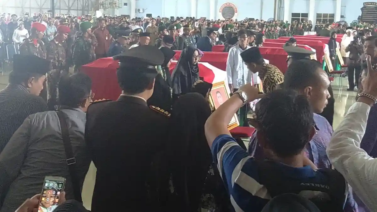 Molor Sejam, Jokowi Akhirnya Hadiri Upacara Persemayaman 13 Korban Kecelakaan Helikopter