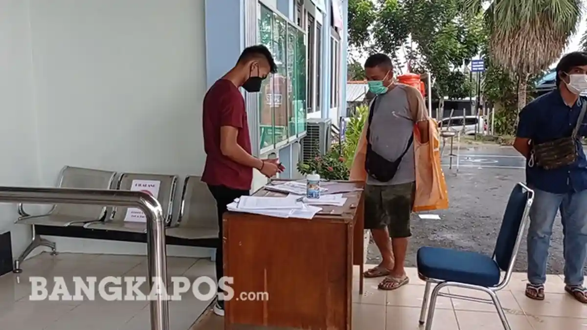 Rela Datang Saat Hujan, Khaidir Kecewa Karena Pelayanan di Disdukcapil Pangkalpinang Online