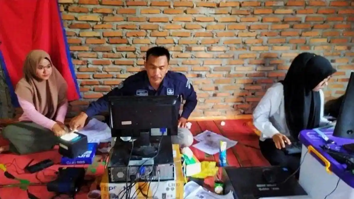 Petugas Disdukcapil Bermalam di Desa Untuk Layani Adminduk Warga