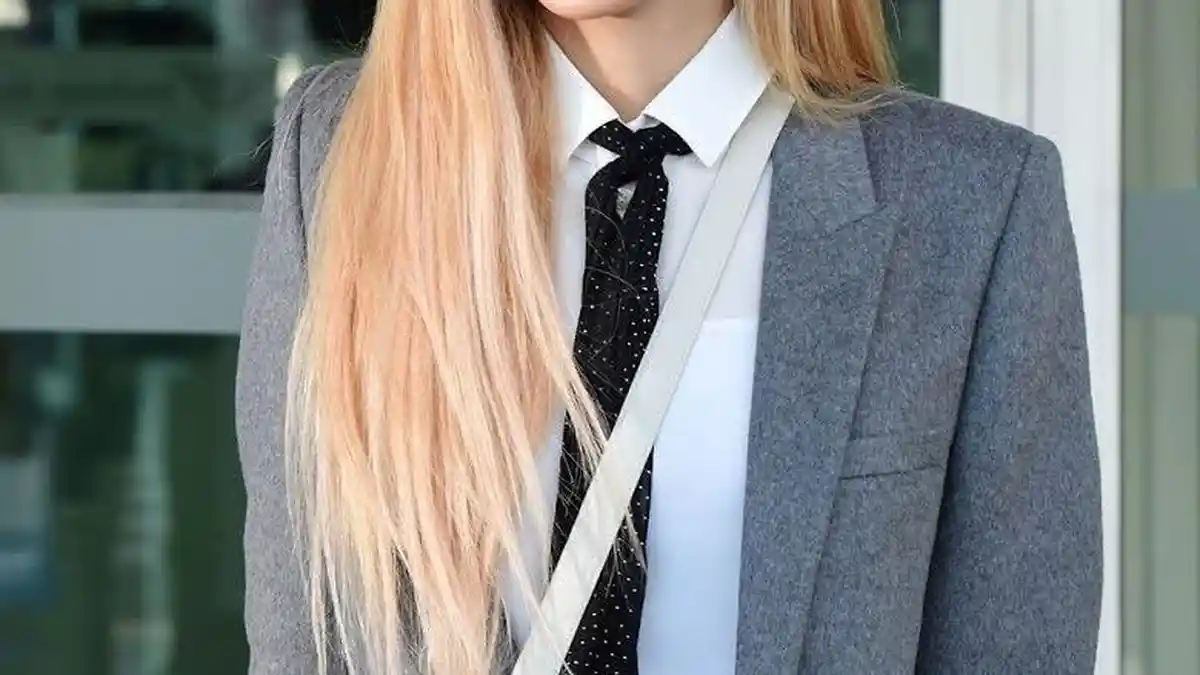 Rose BLACKPINK Hilangkan Stres dengan Bermain Piano