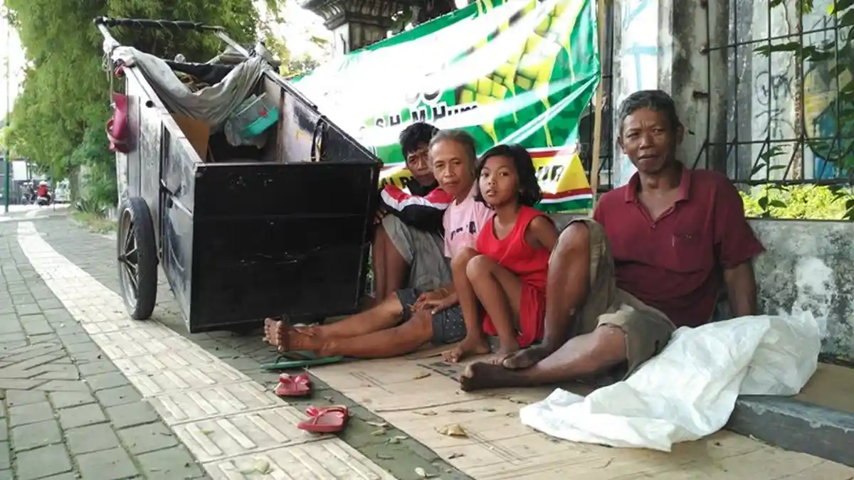 Kisah Sukadi dan Keluarganya yang Tinggal di Gerobak