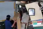 Detik-detik Mobil Box Tabrak Kios Pangkas Rambut Saat Pelanggan Sedang Dicukur