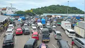 pelabuahan-merak-di-kota-cilegon-provinsi-banten-dipadati-kendaan-pemudik-rabu-2742022.jpg