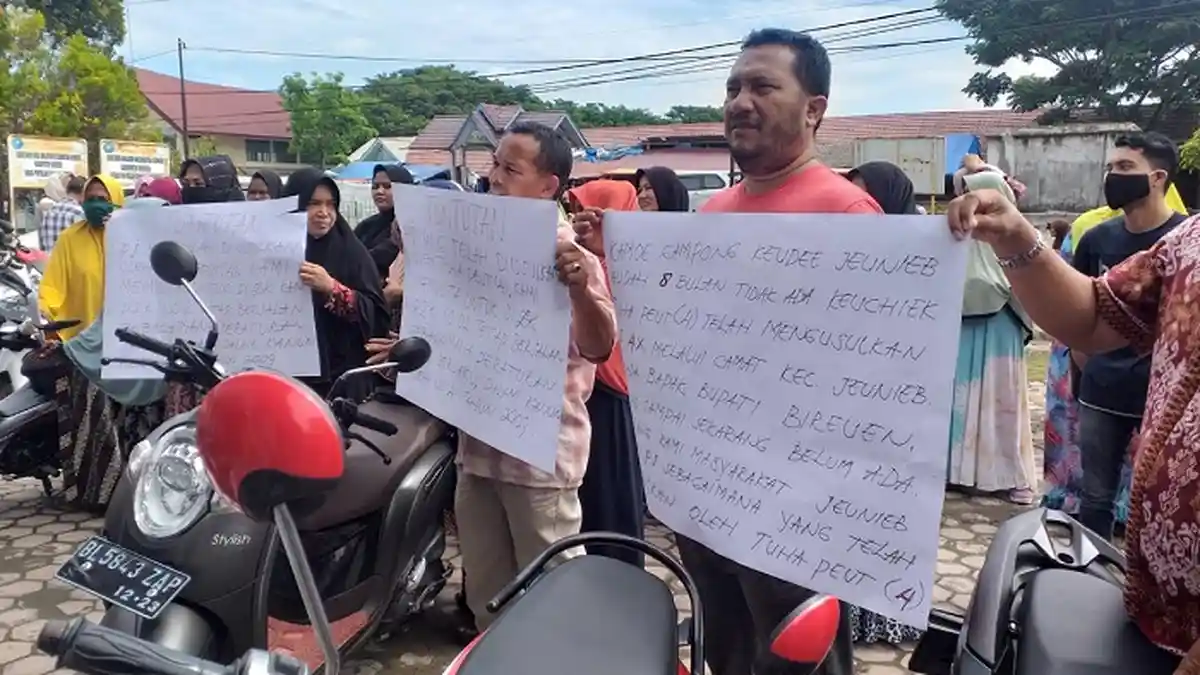 Puluhan Warga Desa Keude Jeunieb Unjuk Rasa ke Kantor Camat, Ini Tuntutannya