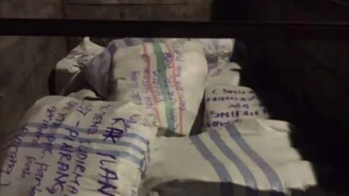 Ada Puluhan Karung Berisi Sarung Siap Dibagikan Oleh Pasangan Calon Bupati Ini