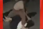 Dua-Remaja-Putri-Saling-Adu-Jotos-dan-saling-jambak-hingga-salah-satunya-tersungkur-di-jalanan.jpg