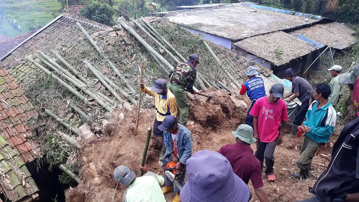 Pakai Peralatan Seadanya, Warga Gotong Royong Singkirkan Rumpun Bambu yang Timpa Rumah di Ciwidey