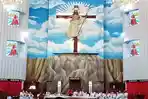 GEREJA-KATOLIK-Umat-saat-misa-di-Gereja-Katedral-Tiga-Raja-Timika-Papua-INA.jpg