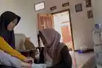 Tsany-Zahratussita-kaos-hitam-bersama-ibunya-kaos-kuning-atlet-kriket-Kediri.jpg