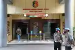 Suasana-di-depan-Gedung-Ditreskrimsus-Mapolda-Jatim-Selasa-31-Mei-2022.jpg
