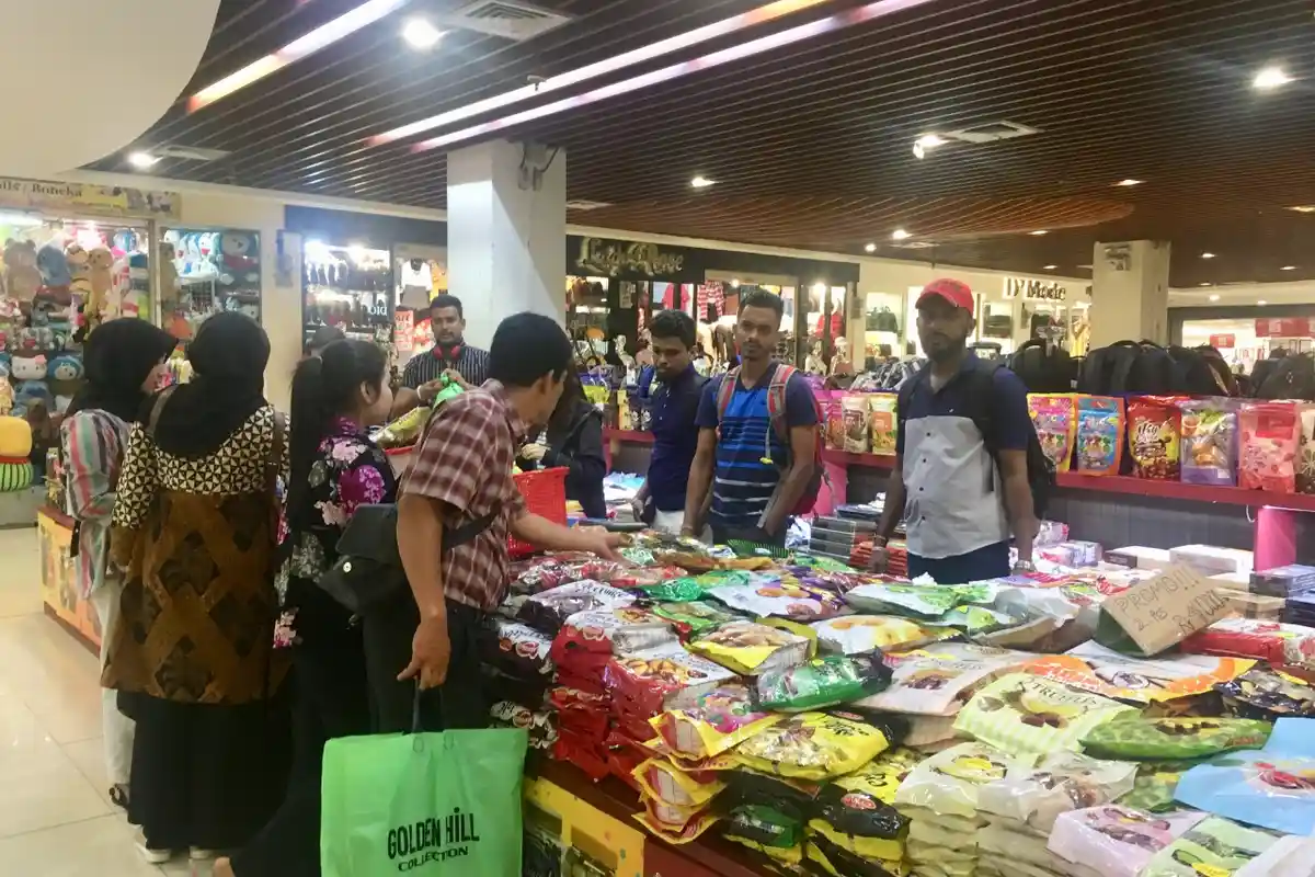 Foreign Tourists Invade Souvenir Shops in Batam, With IDR 100 Thousand Get Three