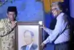 Mahfud MD Terima Cendera Mata dari Jakob Oetama