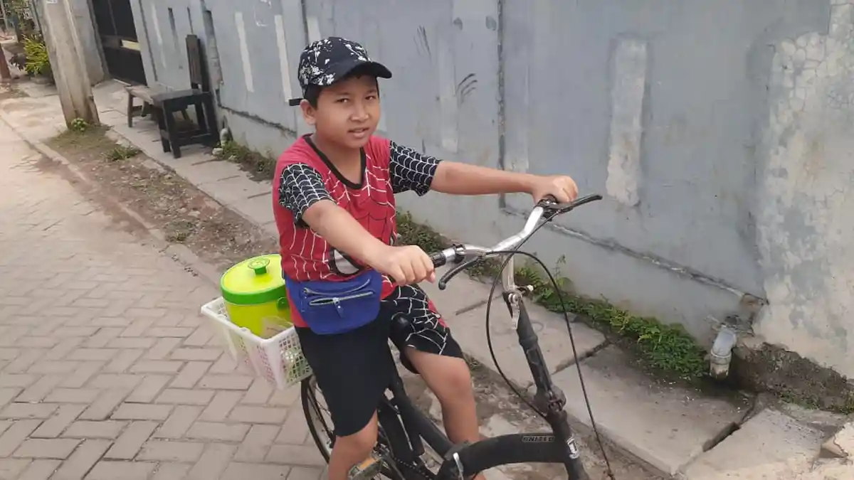 Ayah Gilang Membatin Anaknya Tak Sekolah Berjualan Ditolong Baim Wong