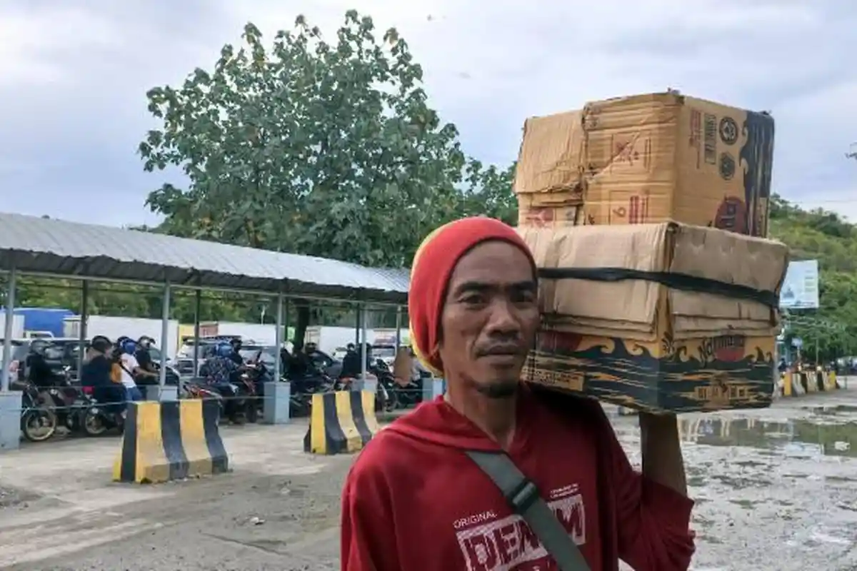 Arus Mudik Lebaran di Pelabuhan Poto Tano Bawa Berkah Buat Pedagang Asongan Keliling