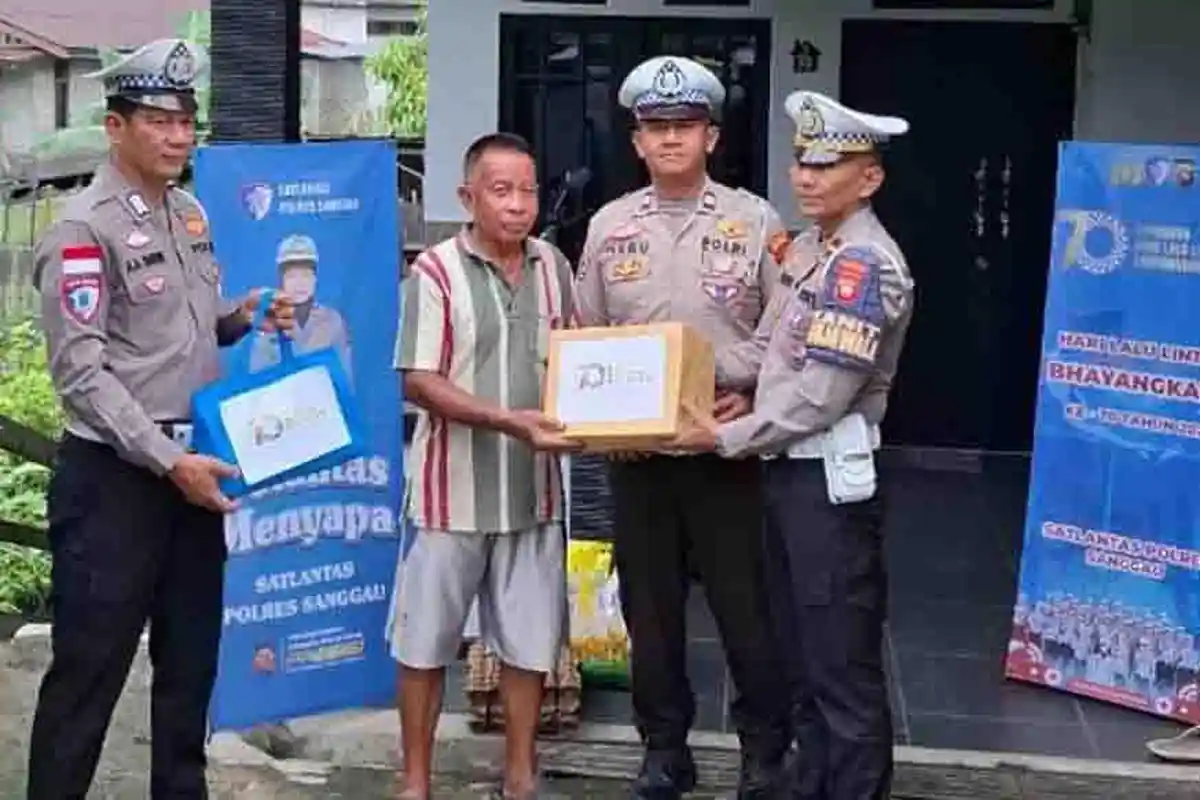 Sat Lantas Polres Sanggau Tebar Kepedulian Lewat Bakti Sosial di Hari Lalu Lintas Bhayangkara ke-70