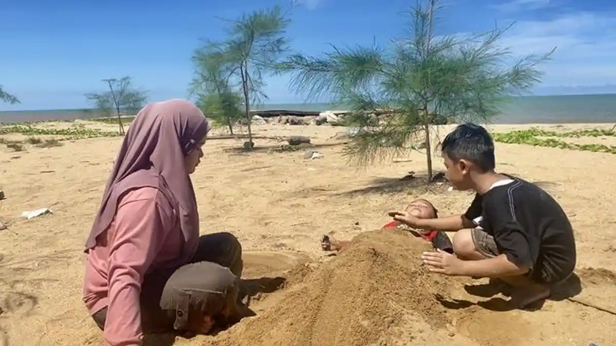 Wisata Kalsel: Serunya Berwisata ke Borneo Beach Jorong Kalsel, Bocil Pun Asyik Bermain Pasir