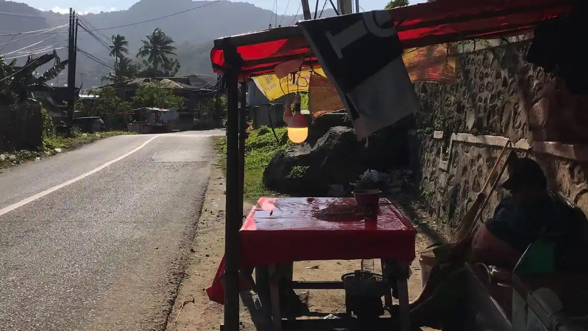 Musim Habis, Pedagang Nike di Leato Utara Gorontalo Tetap Bertahan Jualan Hingga Tengah Malam