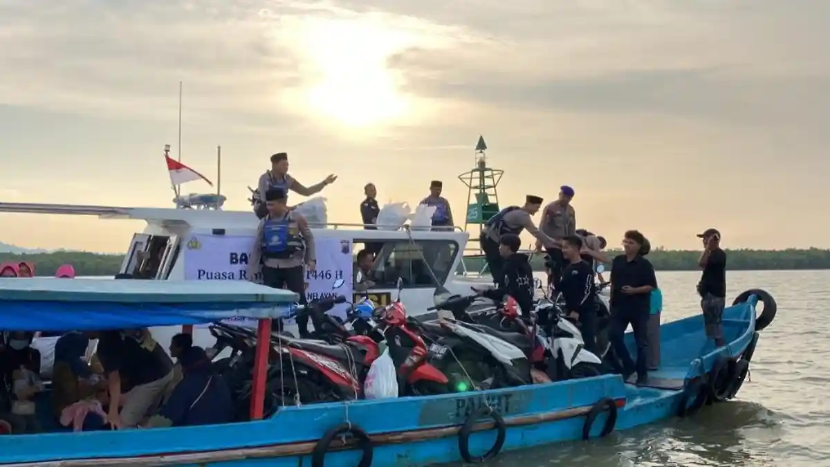 Momen Langka Polisi di Cilacap Bagi-Bagi Takjil  di Tengah Laut