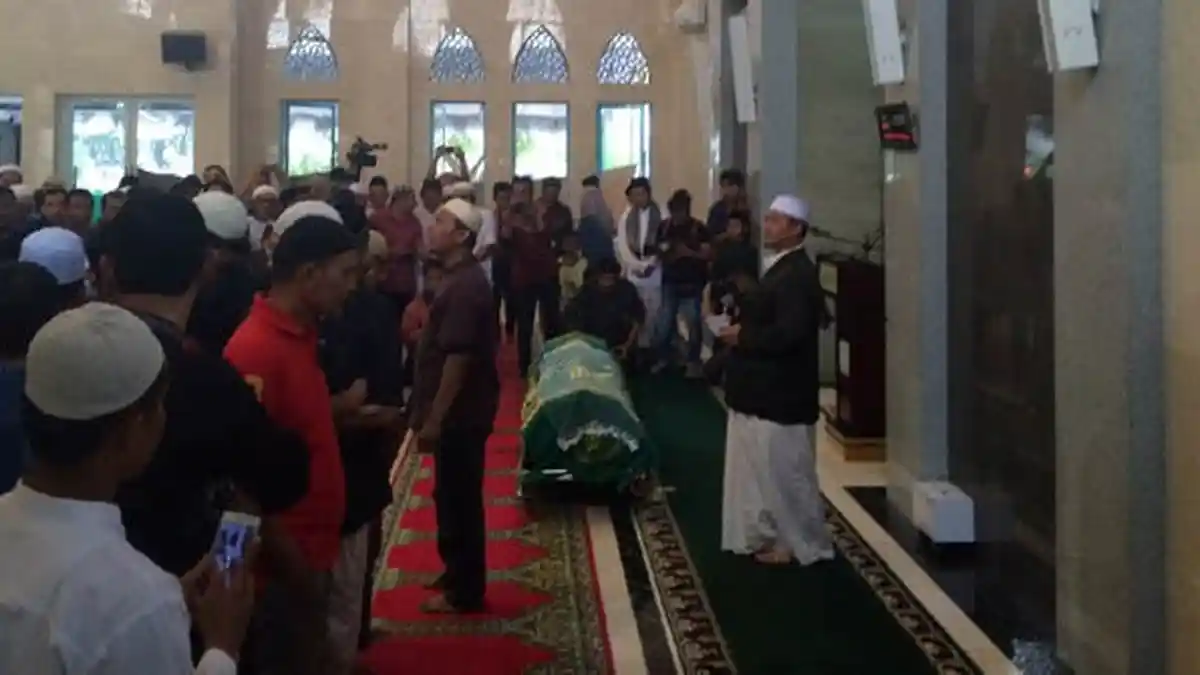 Jenazah Julia Perez Disalatkan di Masjid Kompleks Rumahnya