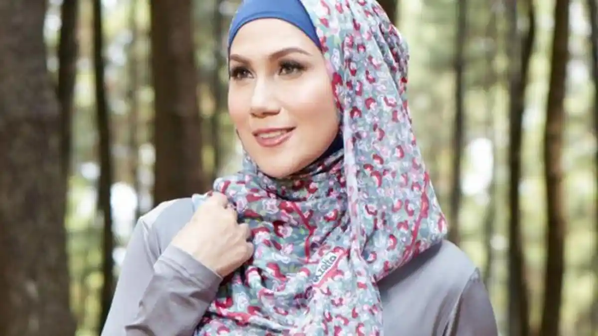 Tips Model Hijab Motif Bunga untuk Wajah Oval
