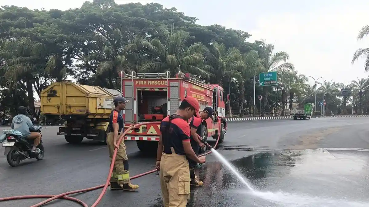 Tumpahan Solar di Jalan Kediri-Plosoklaten Bikin 7 Pemotor Terjatuh, Damkar Turun Bersihkan Jalan