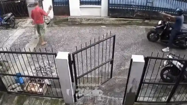 Maling Motor Todong Warga di Jakarta Barat, Pria yang Sedang Menyapu Langsung Angkat Tangan