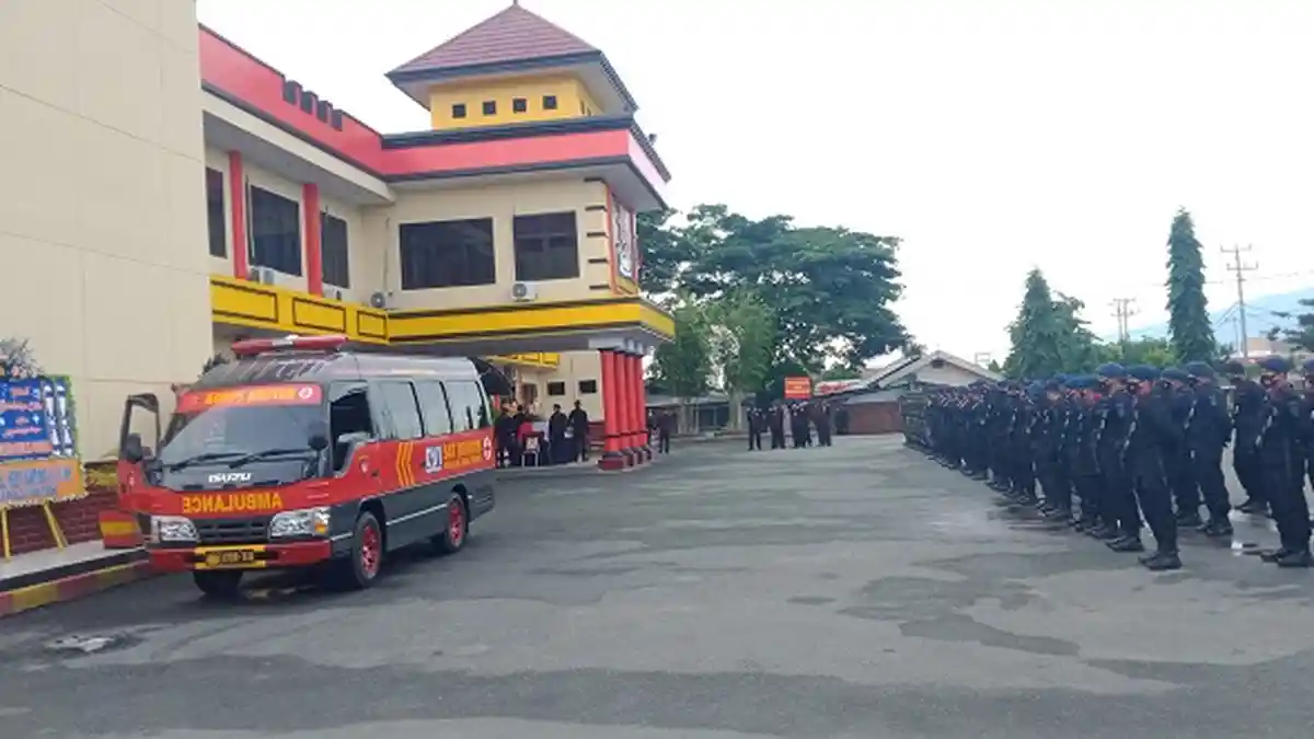 Penghormatan Terakhir Iringi Keberangkatan Jenazah Briptu Herlis Menuju Kampung Halaman