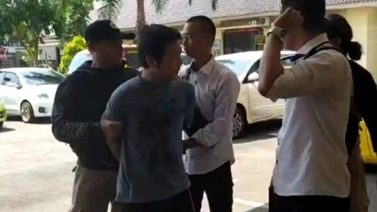 Pelaku Teror Sperma Sempat Melawan Saat Hendak Dimasukkan ke Mobil Polisi