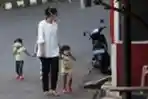 Warga Depok Pakai Masker