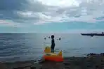 Pengunjung-menikmati-pantai-Ujung-Batu-dengan-berenang.jpg