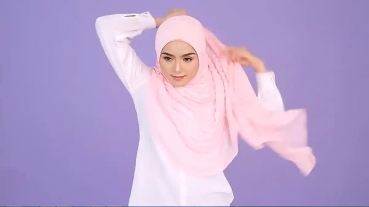 Hanya Butuh 2 Step & 30 Detik, Kamu Sudah Bisa Tampil Modis ke Pesta dengan Hijab Pashmina