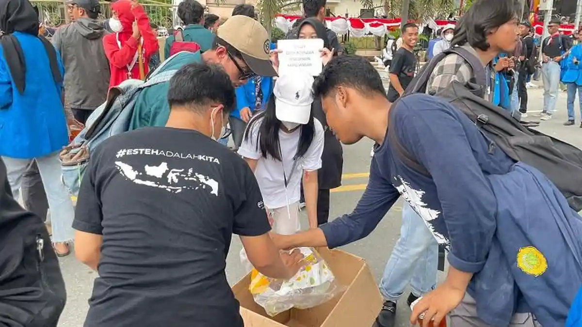Unjukrasa Kawal Putusan MK di Kantor DPRD Sulteng Diwarnai Aksi Bagi-bagi Es Teh Gratis