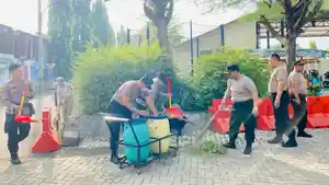Bersih-bersih-lingkungan-Polres-Tegal.jpg