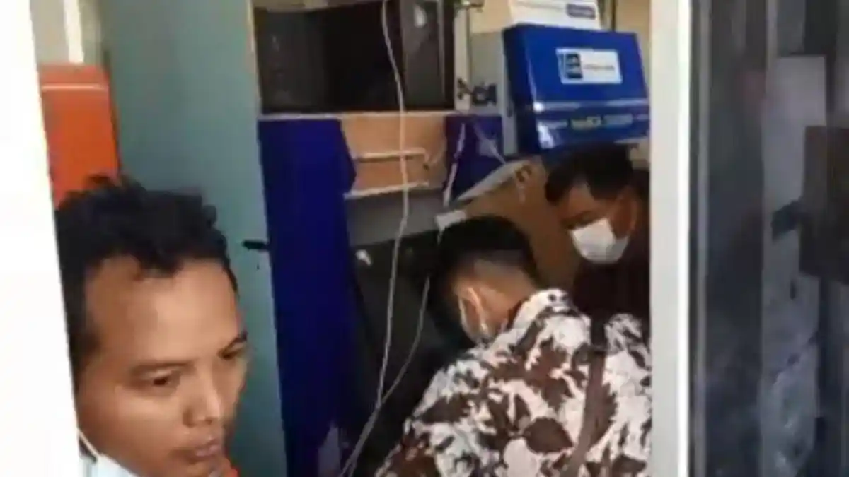 Aksi Komplotan Bandit Rusak ATM Milik Bank BUMN, Polisi Melakukan Olah TKP