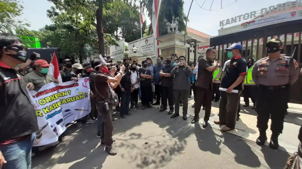 BREAKING NEWS - Pekerja Seni Ngluruk DPRD Gresik Minta Manggung Lagi: Tuntut Revisi Izin Keramaian