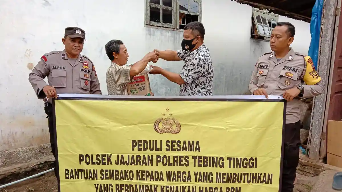 Polsek Sipispis Bagikan Bansos di Gunung Pane Kepada Warga Terdampak Kenaikan BBM