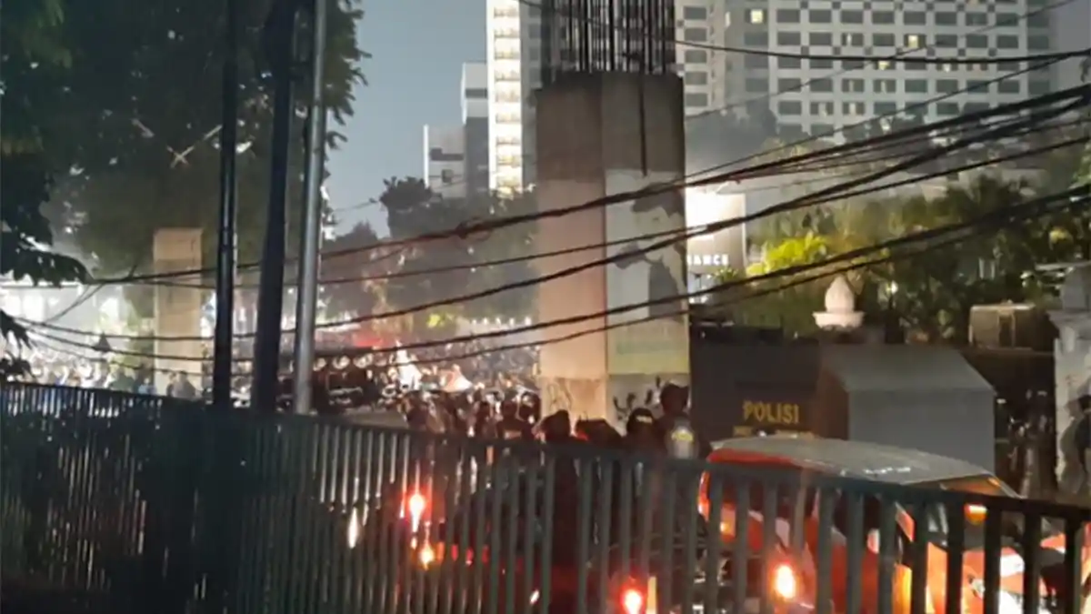 Wajah Seorang Polisi Terluka Kena Lemparan Batu saat Minta Demonstran Pulang