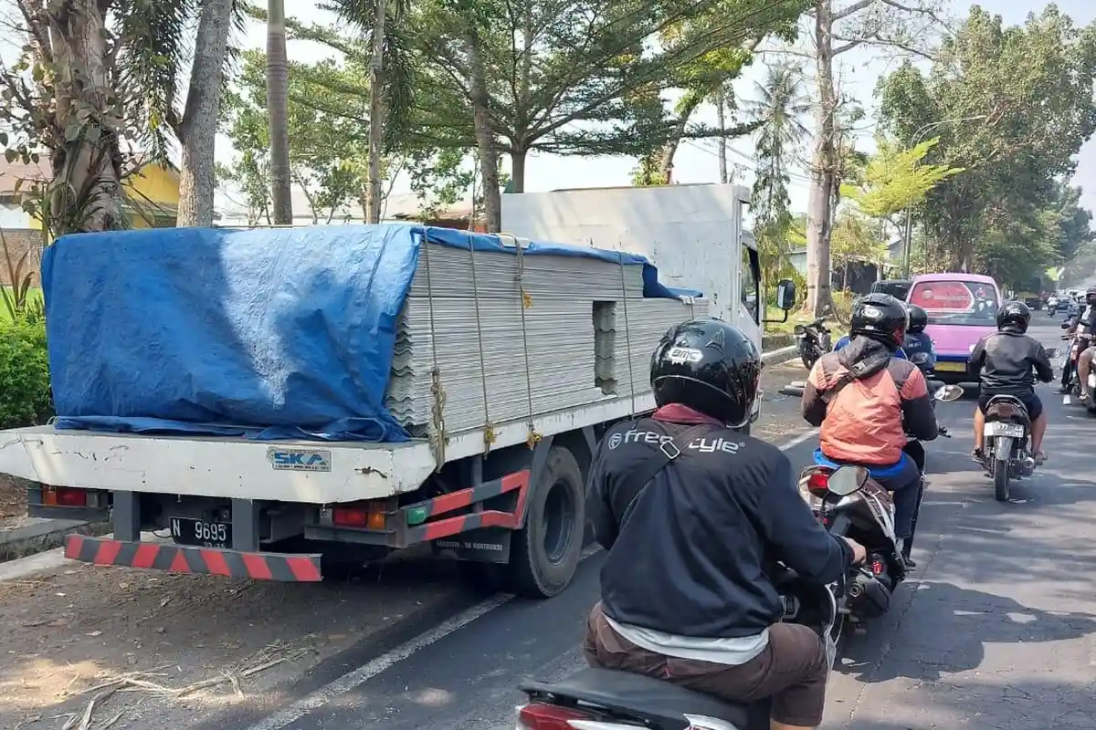 Kecelakaan Maut di Malang, Hindari Etalase Jatuh, Pengendara Motor Tewas Tertemper Truk