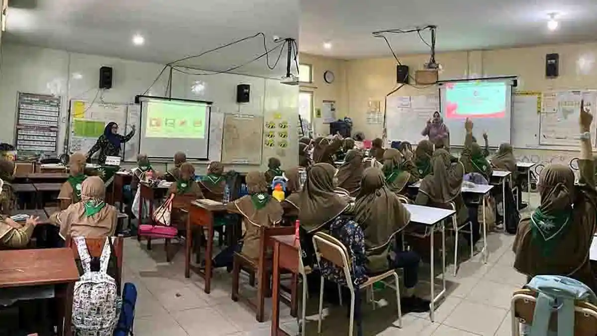 Dosen ITEKES Muhammadiyah Kalbar Edukasi Menarik di Program Keputrian SD Muhammadiyah 2 Pontianak