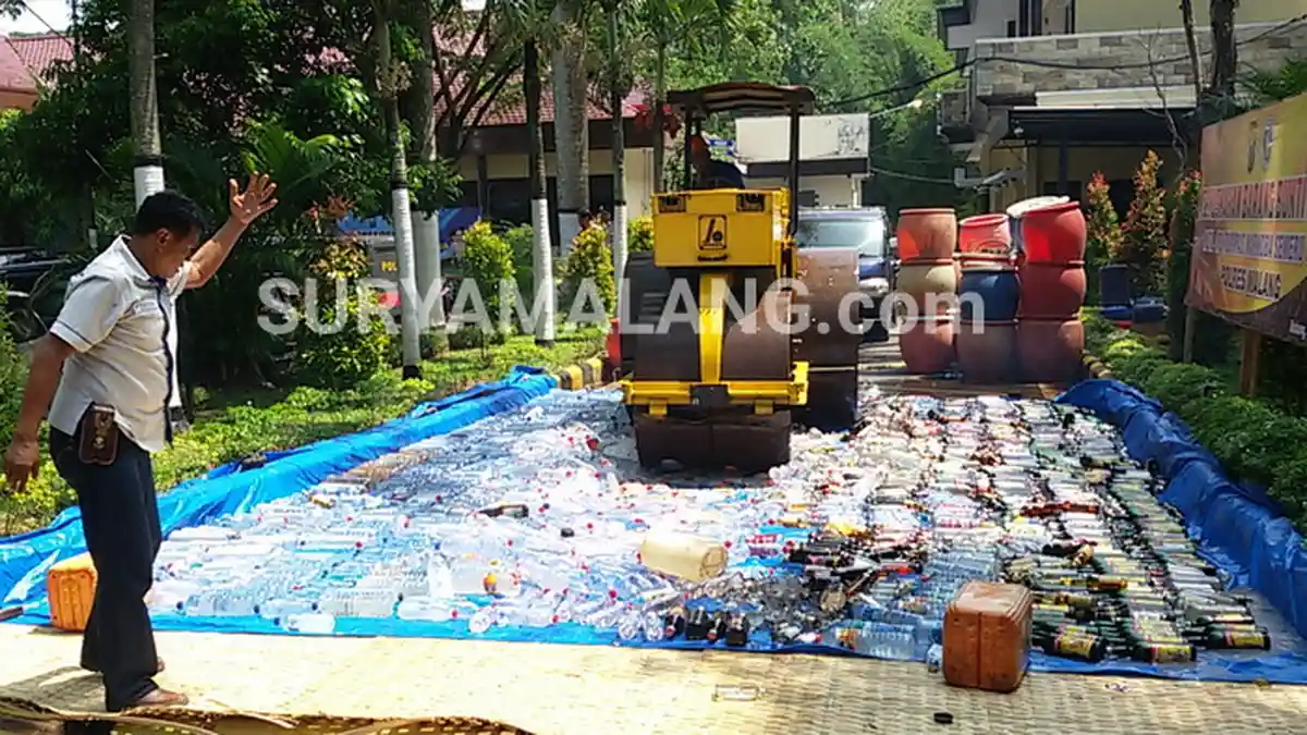 1.035 Liter Miras Trobas dan Ribuan Botol Miras Dimusnahkan